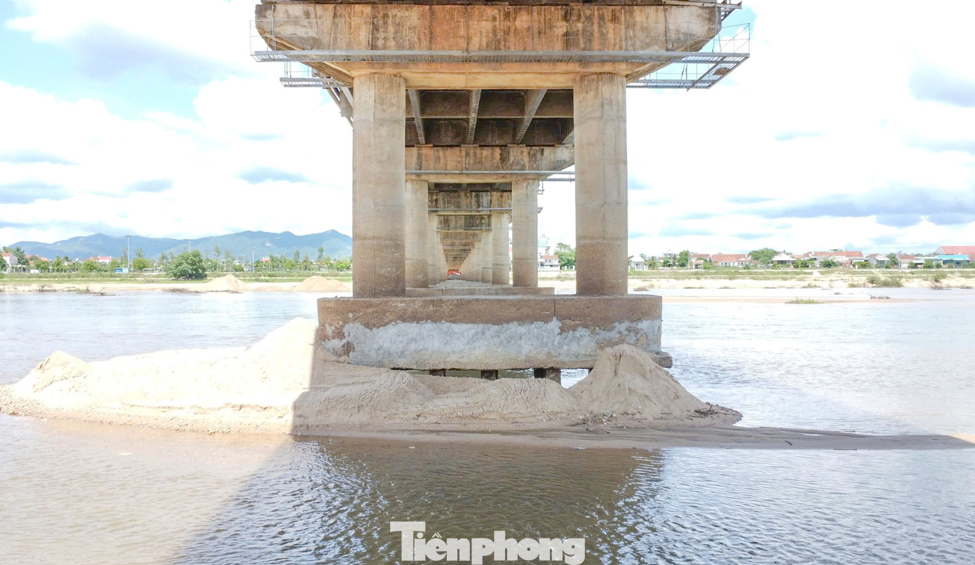 Ngoài ra, các trụ cầu Kiên Mỹ còn có dấu hiệu bị hư hỏng, nhiều mảnh bê tông ở trụ cầu bị vỡ. Hiện, các đơn vị đang tiến hành gia cố. Đối với các trụ cầu bị xói, Sở GTVT đang cho san ủi đưa cát xuống lại để tạo mặt bằng. Riêng 2 trụ giữa cây cầu, đang xin ý kiến để có biện pháp gia cố. Ảnh: Trương Định