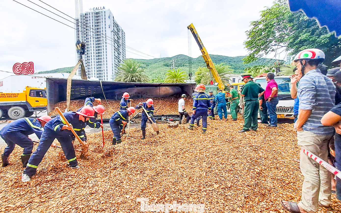 Dăm gỗ trên xe tải đổ tràn ra đường. Ảnh: Trương Định