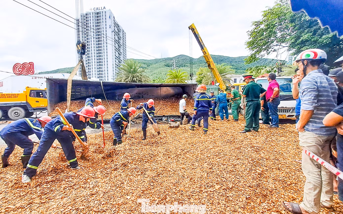 Dăm gỗ trên xe tải đổ tràn ra đường. Ảnh: Trương Định Dăm gỗ trên xe tải đổ tràn ra đường. Ảnh: Trương Định