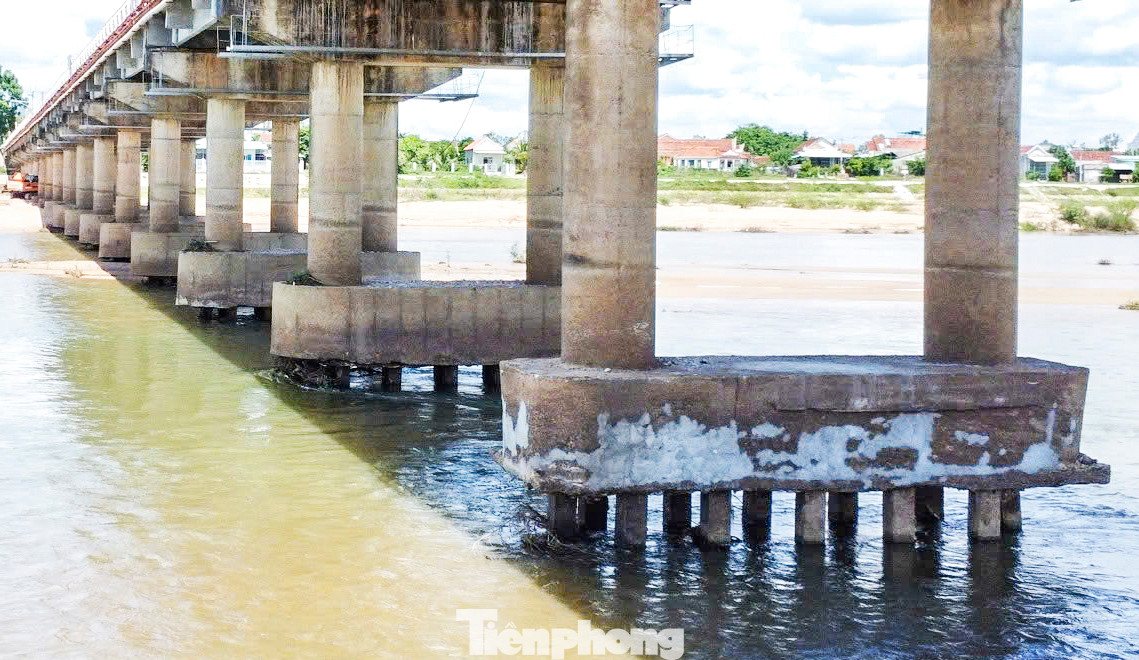 Sở Giao thông vận tải (GTVT) tỉnh Bình Định Bình cho biết, đã xin ý kiến Cục Đường bộ Việt Nam xem xét, sớm chấp thuận cho chủ trương khắc phục, sửa chữa khẩn cấp tình trạng xói lở 11 trụ cầu này. Ảnh: Trương Định