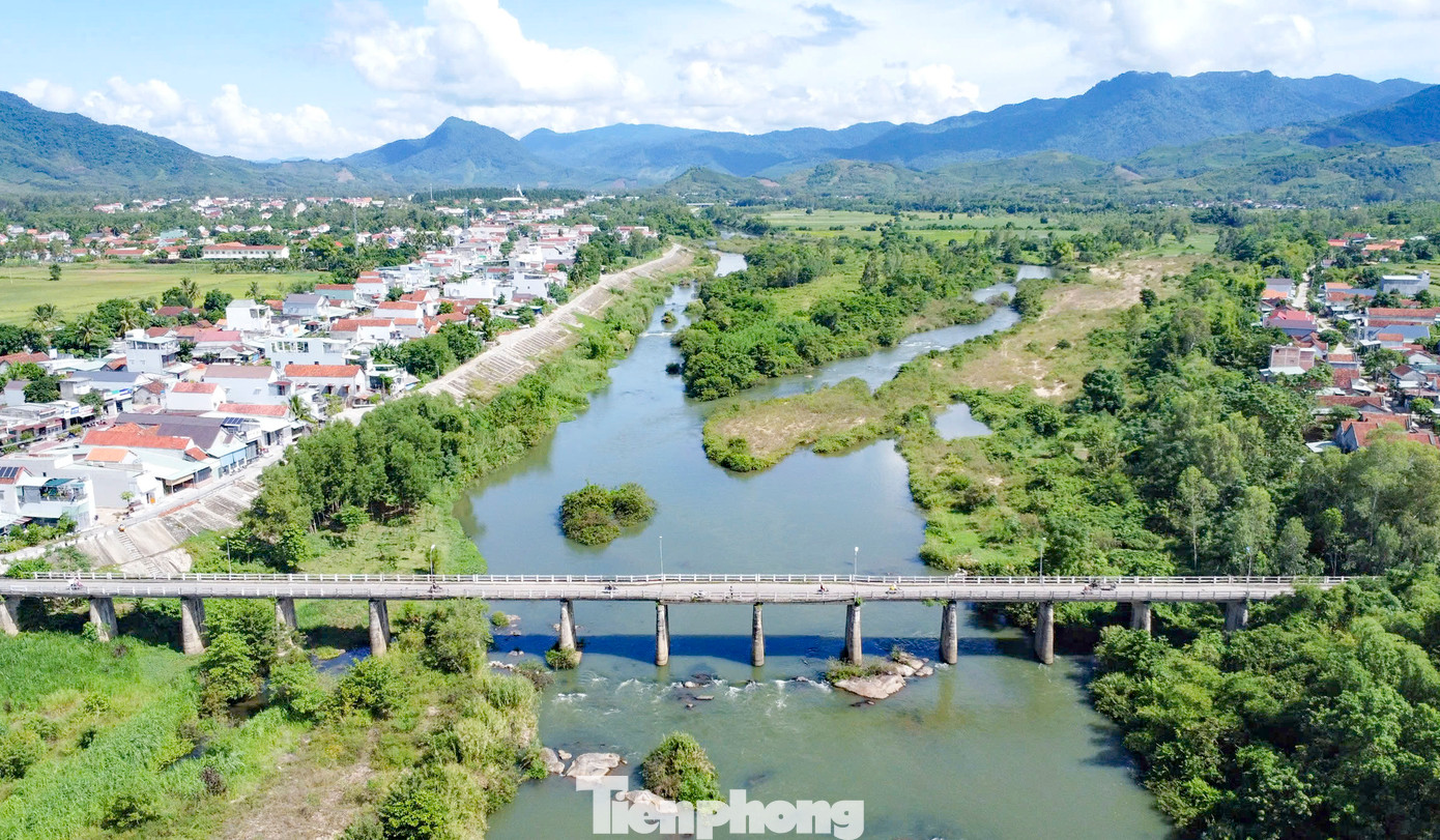 Cầu Định Bình hiện là cây cầu chính của huyện Vĩnh Thạnh, kết nối hai vùng dân cư phía đông và phía tây sông Kôn. Ảnh: Trương Định. Cầu Định Bình hiện là cây cầu chính của huyện Vĩnh Thạnh, kết nối hai vùng dân cư phía đông và phía tây sông Kôn. Ảnh: Trương Định.