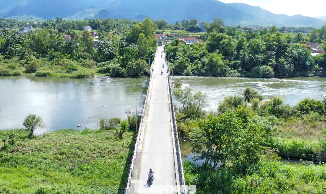 Trong khi đó, tại huyện Vĩnh Thạnh (Bình Định), cầu Định Bình sau 29 năm cũng bị xuống cấp nghiêm trọng, cây cầu rung lắc mạnh mỗi khi có xe tải đi qua. Ảnh: Trương Định