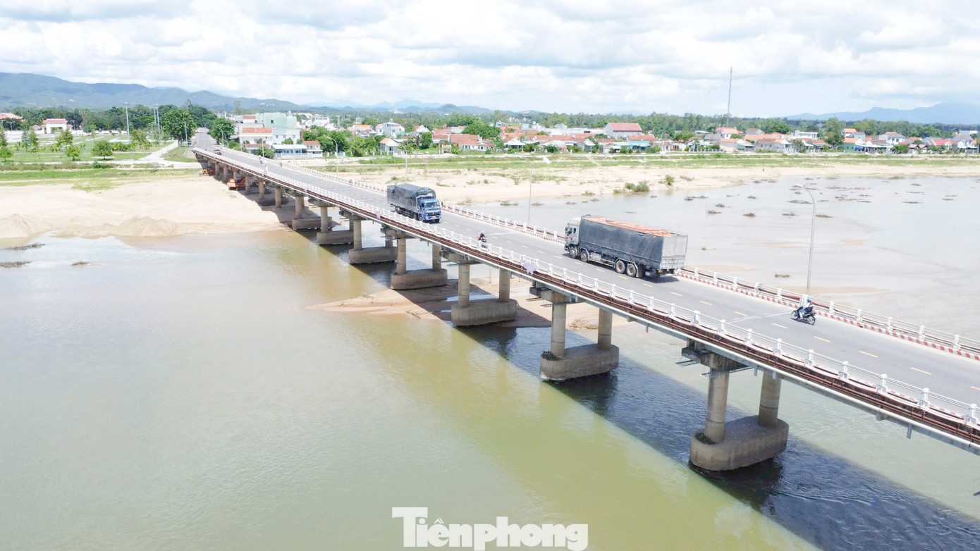 Cầu Kiên Mỹ dài khoảng 547m. Từ khi đưa vào khai thác đến nay, cầu được sửa chữa, bảo trì 2 lần. Ảnh: Trương Định