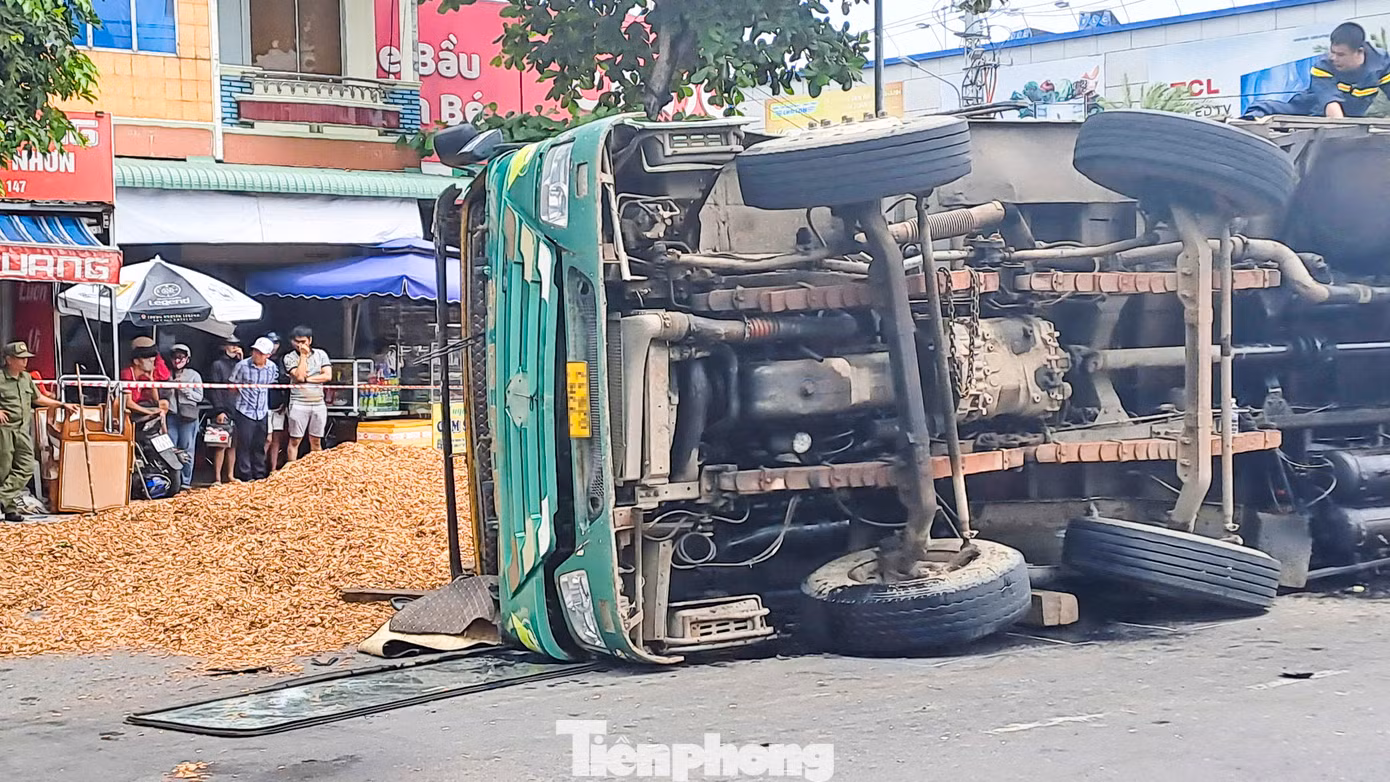 Chiếc xe tải lật xuống đường. Ảnh: Trương Định Chiếc xe tải lật xuống đường. Ảnh: Trương Định
