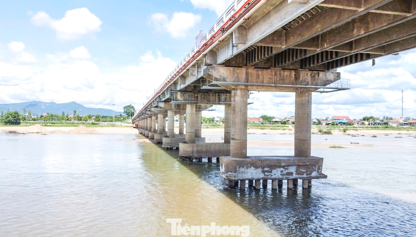 Dòng chảy dưới cầu Kiên Mỹ có nhiều thay đổi đã gây xói lở tại 11 trụ cầu, các trụ cầu bị xói lở từ 0,5 - 1,8m. Ảnh: Trương Định