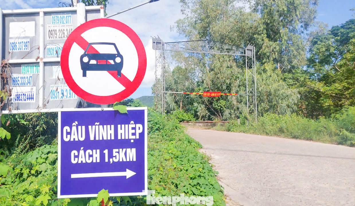 Địa phương phân luồng đi về cầu Vĩnh Hiệp cách đó 1,5km để đảm bảo an toàn. Ảnh: Trương Định. Địa phương phân luồng đi về cầu Vĩnh Hiệp cách đó 1,5km để đảm bảo an toàn. Ảnh: Trương Định.