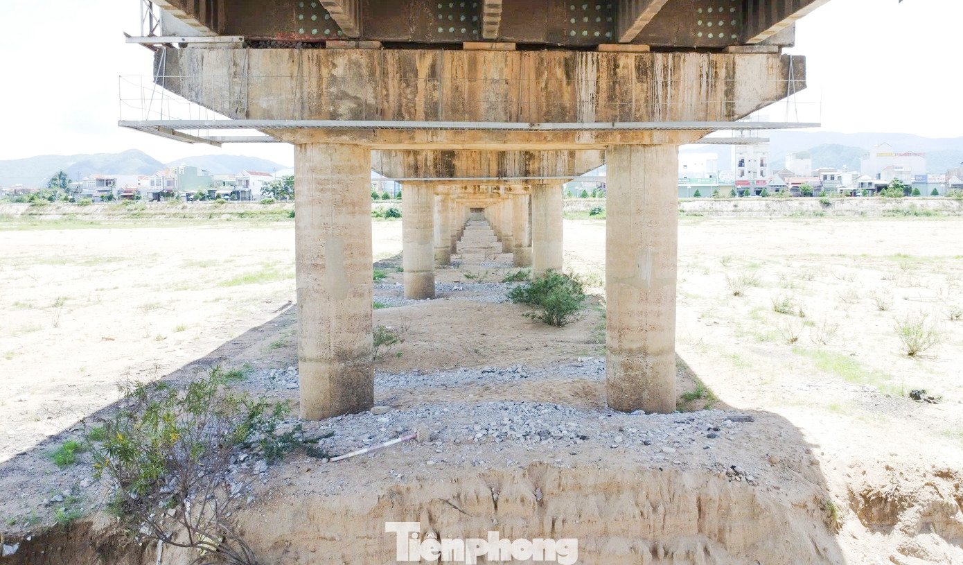 Ngoài ra, các trụ cầu Kiên Mỹ còn có dấu hiệu bị hư hỏng, nhiều mảnh bê tông ở trụ cầu bị vỡ. Hiện, các đơn vị đang tiến hành gia cố. Đối với các trụ cầu bị xói, Sở GTVT đang cho san ủi đưa cát xuống lại để tạo mặt bằng. Riêng 2 trụ giữa cây cầu, đang xin ý kiến để có biện pháp gia cố. Ảnh: Trương Định