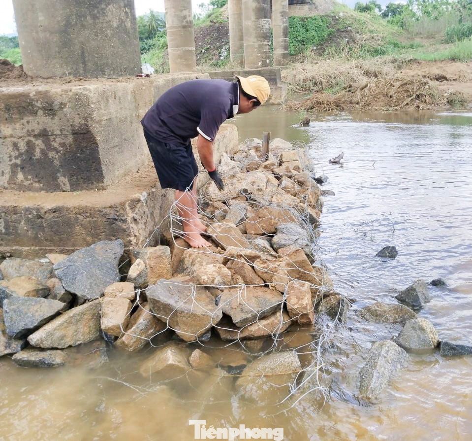 Về lâu dài để đảm bảo công trình cầu được khai thác ổn định, bền vững lâu dài và đồng bộ hóa tải trọng trên các tuyến đường, Sở GTVT kiến nghị UBND tỉnh xem xét, cho phép sửa chữa, gia cố các hạng mố, trụ, dầm cầu với kết cấu bền vững hơn bằng nguồn kinh phí sự nghiệp kinh tế hằng năm cấp cho Sở.