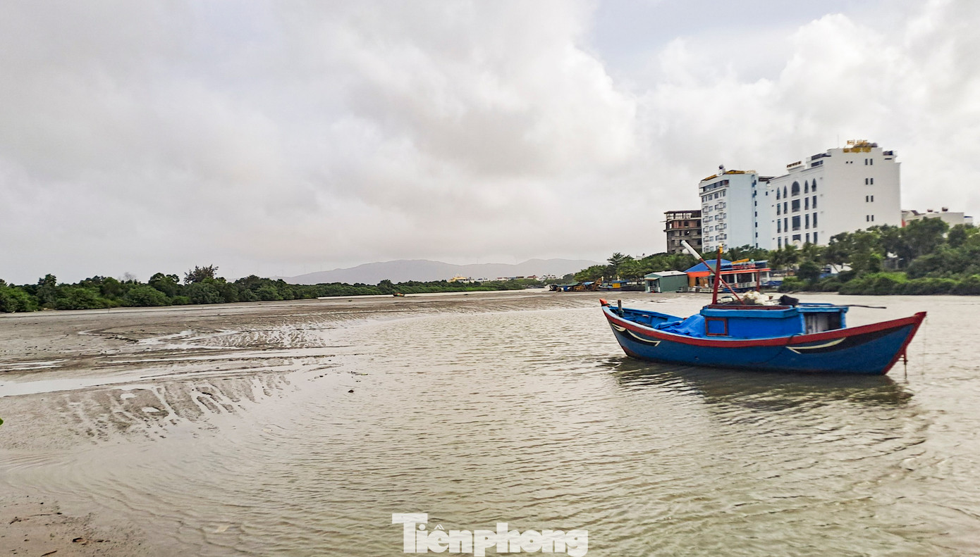 Theo tìm hiểu của PV, từ tháng 2/2023, bùn đất nạo vét từ Cảng Quy Nhơn (thuộc Dự án đầu tư xây dựng nâng cấp bến số 1 – Cảng Quy Nhơn của Công ty CP Cảng Quy Nhơn) đến đổ tại đoạn sông nêu trên, sau đó bơm vào 2 khu vực bãi đổ thuộc khu đô thị mới Chợ Góc, do Công ty TNHH Phú Gia Riverside tiếp nhận làm vật liệu san lấp mặt bằng. (Ảnh: Trương Định)