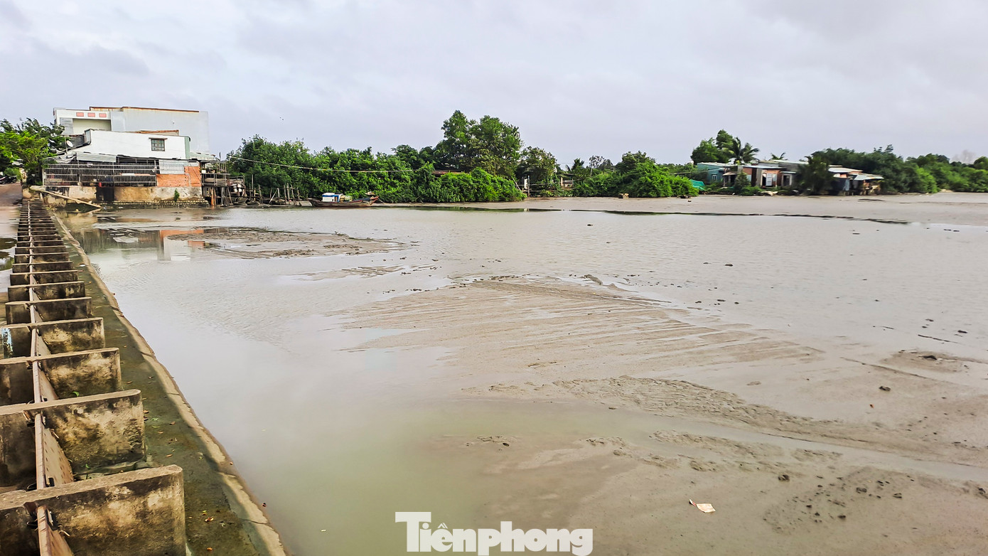 Có nhà gần khu vực đoạn sông bị bùn đất vùi lấp, bà Trần Thị Liên (60 tuổi) chia sẻ, trước đây khu vực sông nước rất sâu, ghe đánh cá của người dân có thể vào được, tuy nhiên hiện giờ thì bùn đất vùi lấp gần như bằng phẳng. (Ảnh: Trương Định)