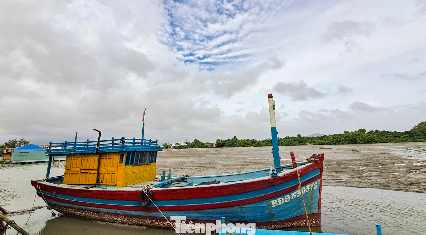 Một chiếc thuyền bị mắc cạn bởi dòng sông bị bùn đất vùi lấp. (Ảnh: Trương Định) Một chiếc thuyền bị mắc cạn bởi dòng sông bị bùn đất vùi lấp. (Ảnh: Trương Định)