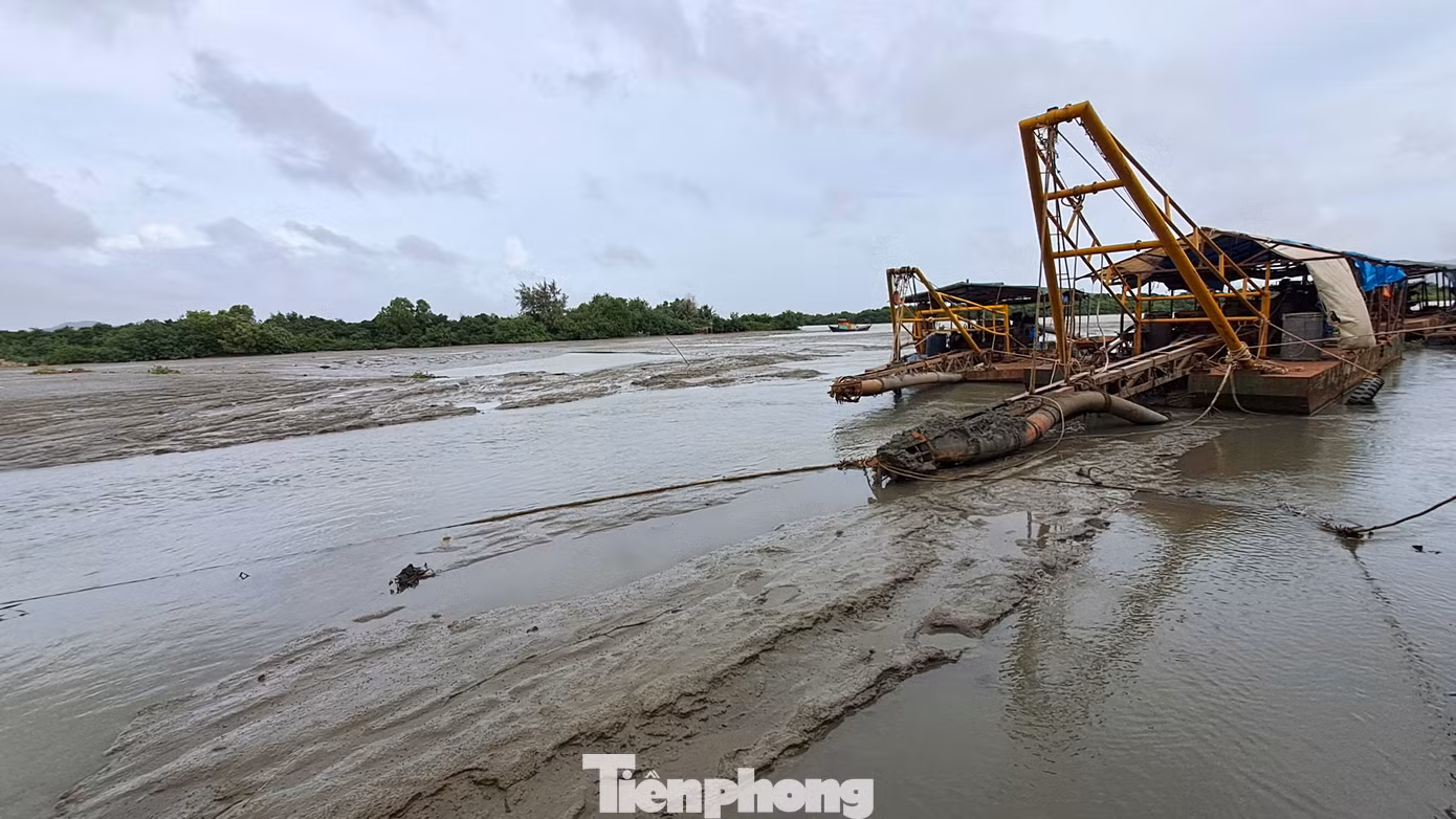 Dòng sông bị bùn thải vùi lấp. (Ảnh: Trương Định)