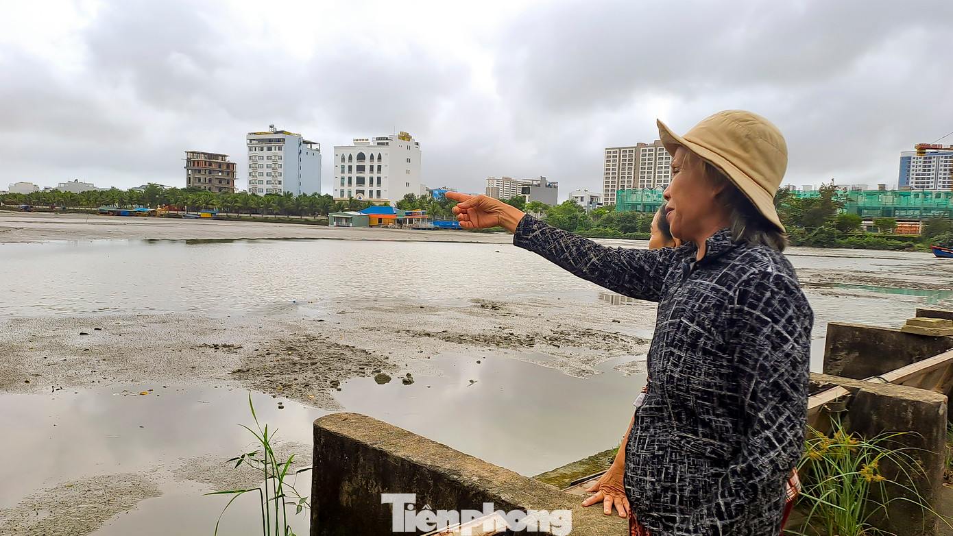 Người dân bức xúc trước việc bùn đất đột nhiên vùi lấp khúc sông. (Ảnh: Trương Định) Người dân bức xúc trước việc bùn đất đột nhiên vùi lấp khúc sông. (Ảnh: Trương Định)