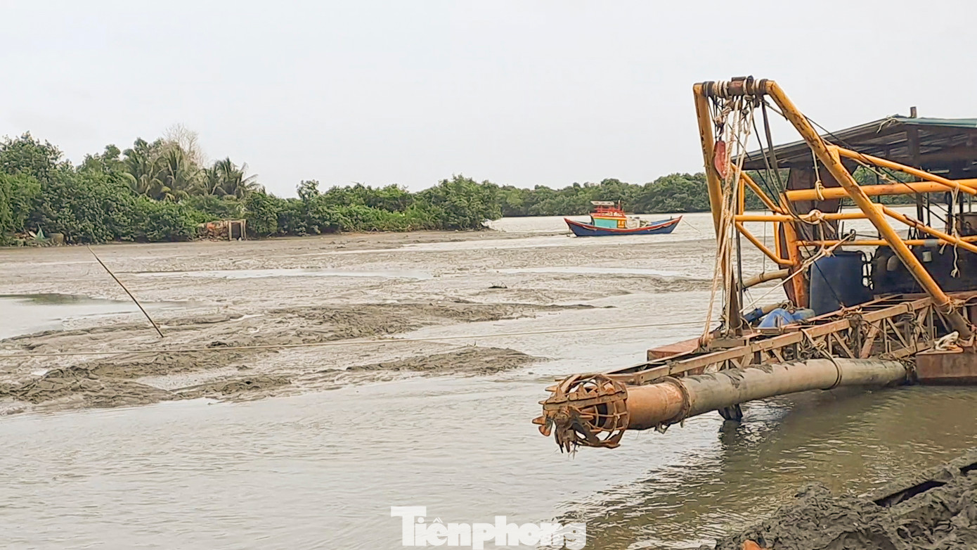 Để làm âu chứa chất nạo vét, Công ty CP Cảng Quy Nhơn dùng những thanh sắt lớn đóng xuống lòng sông thành một bể chứa lớn có diện tích khoảng 2ha. (Ảnh: Trương Định)