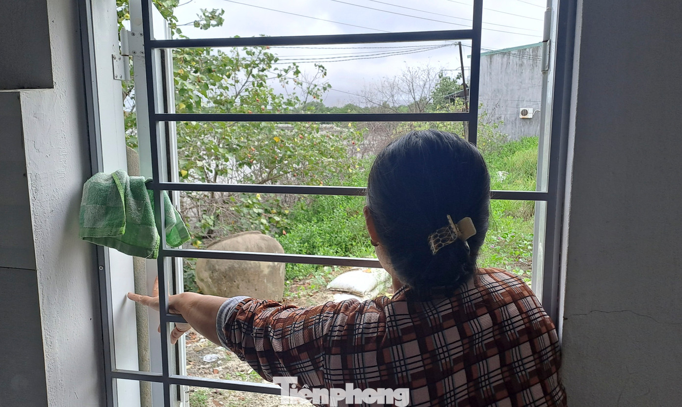 Gia đình bà Liên phải nâng nền nhà sau lên cao để tránh bị nước tràn vào nhà mỗi khi mưa lớn, thủy triều dâng lên. (Ảnh: Trương Định)