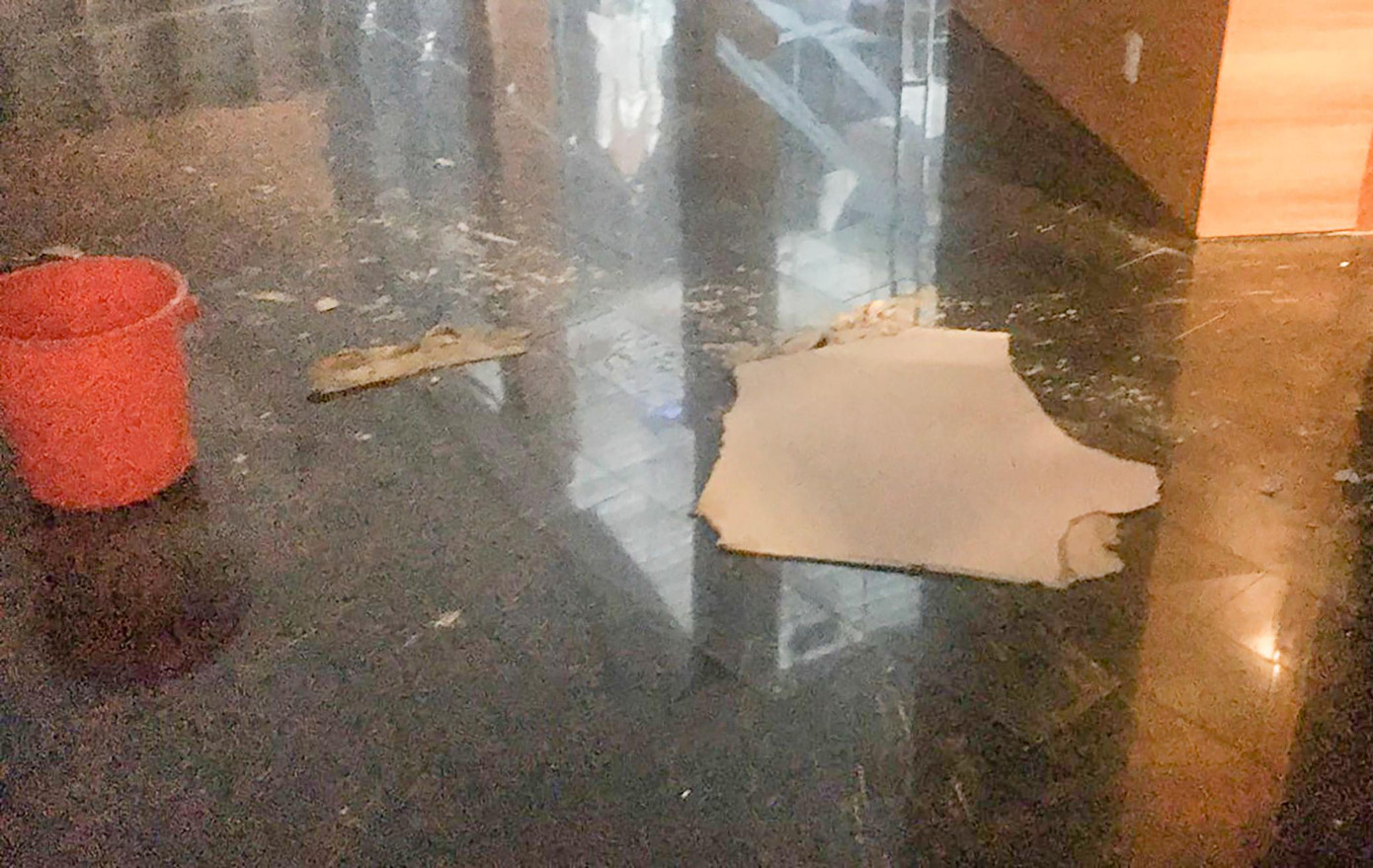 Mảng thạch cao vỡ rơi xuống sàn nhà. Ảnh: Đ.H Mảng thạch cao vỡ rơi xuống sàn nhà. Ảnh: Đ.H