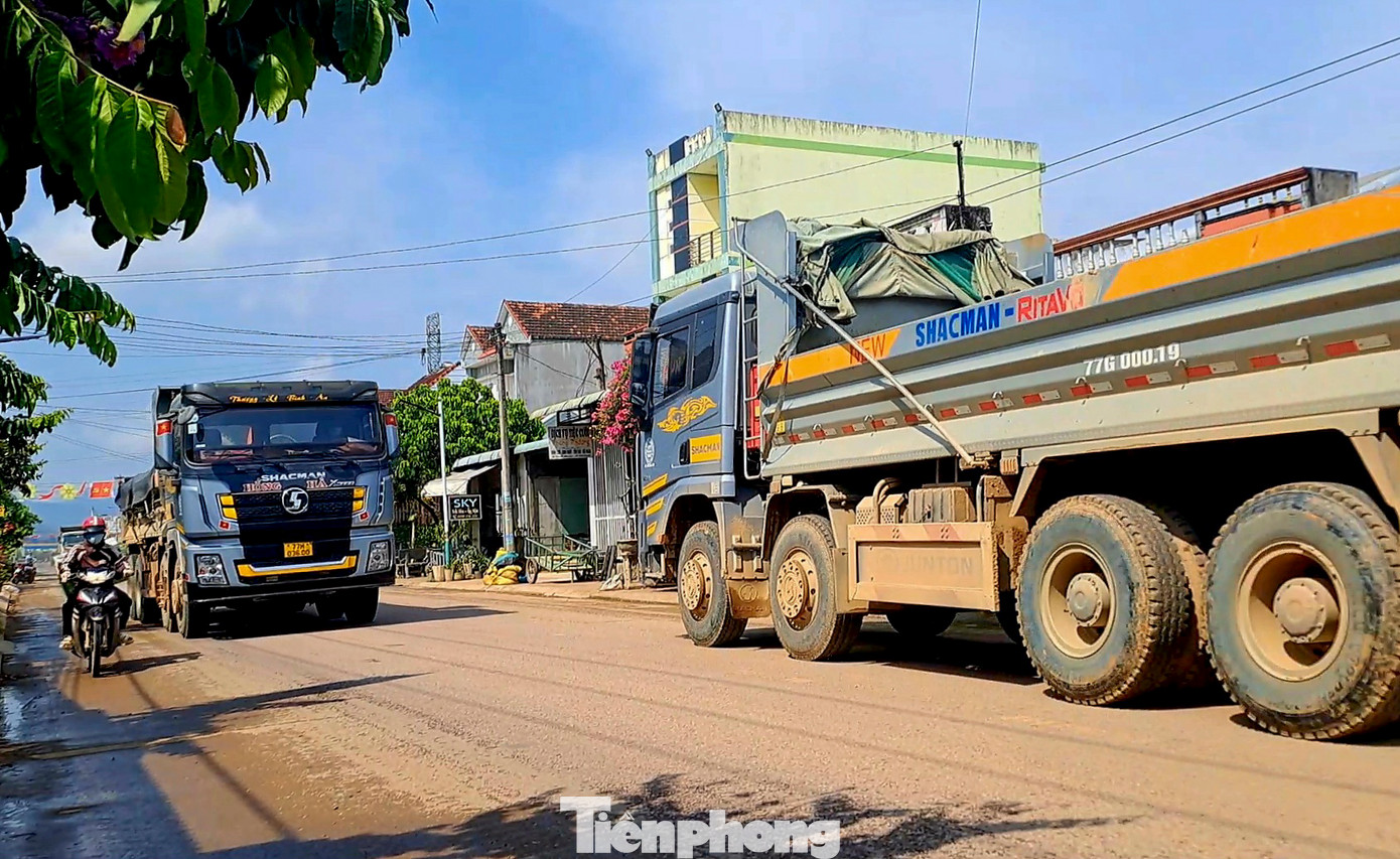 Phương tiện chở vật liệu thi công cao tốc chạy trên các tuyến đường tỉnh lộ Bình Định. Ảnh: Trương Định