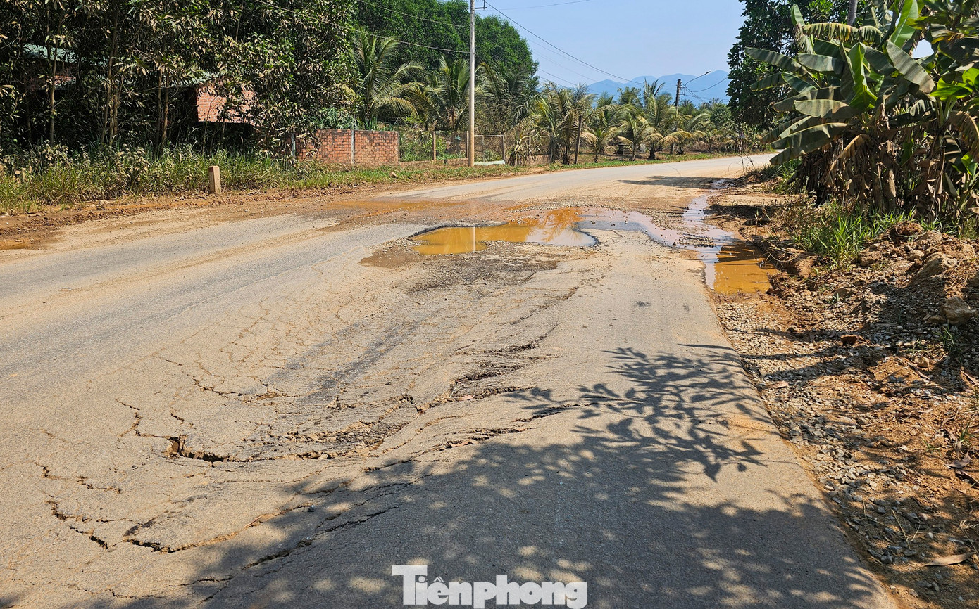 Các tuyến đường bị hư hỏng xuống cấp. Ảnh: TT
