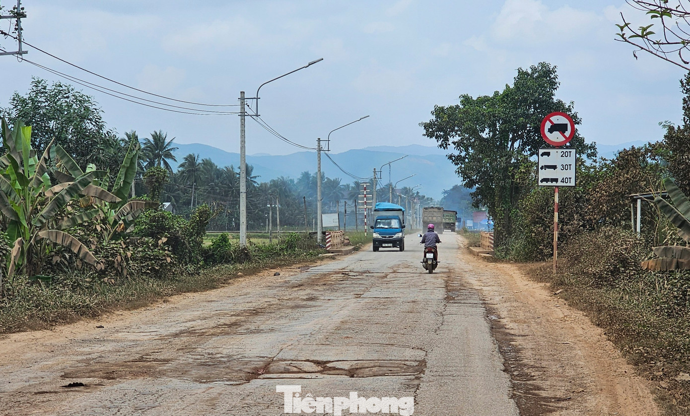 Một số tuyến đường có xe chở vật liệu đi qua hư hỏng xuống cấp. Ảnh: Trương Định