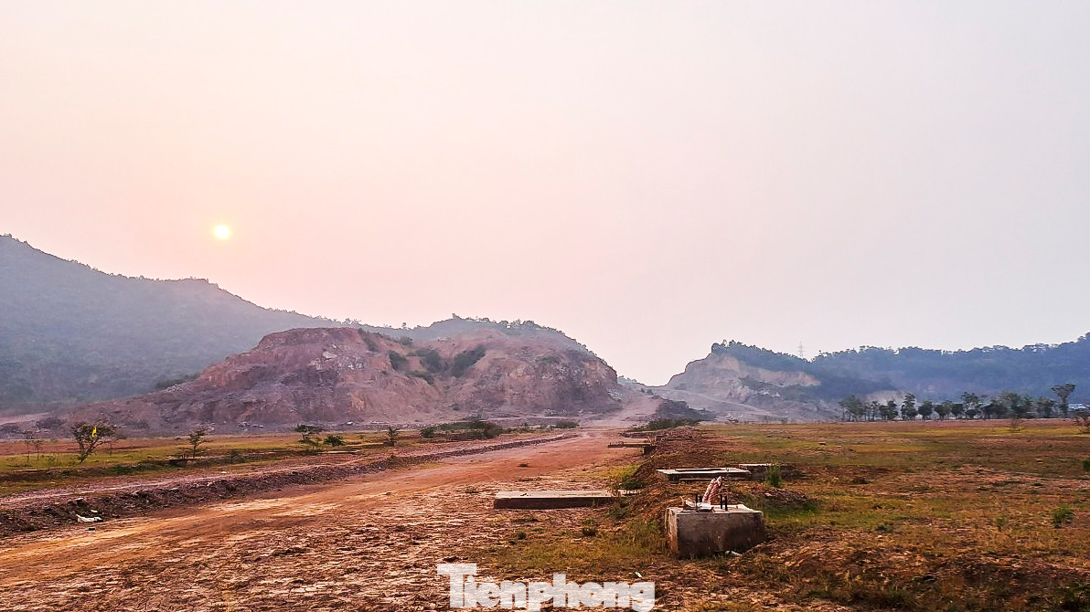 Nhiều năm nay, khu vực núi Bà Hỏa bên trong khu vực dự án bị đào cắt sâu vào chân và sườn núi để lại hiện trường nham nhở. Ảnh: Trương Định