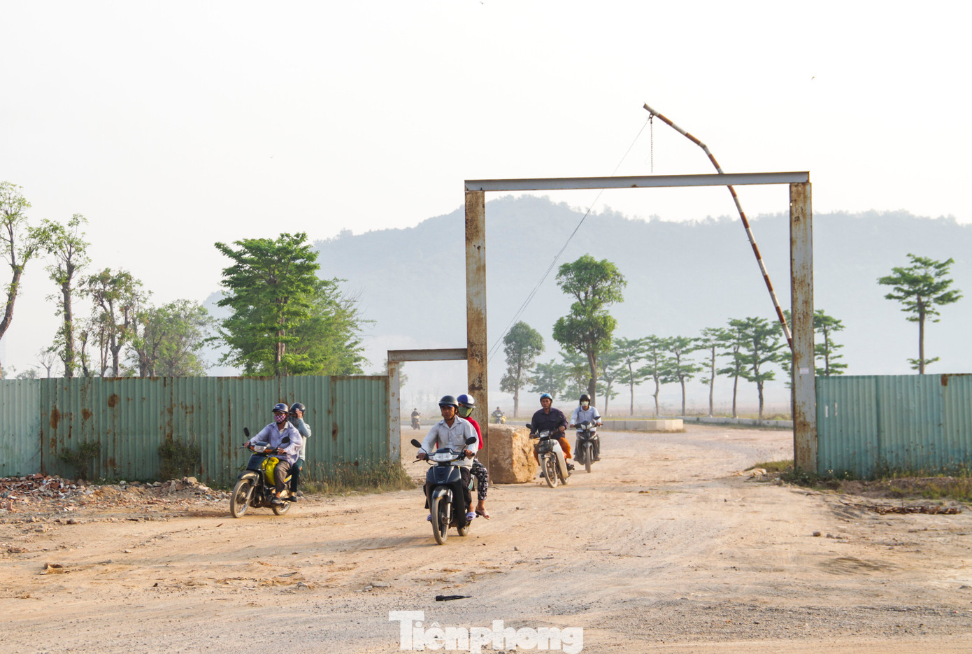 Năm 2013, Công ty Cổ phần Tập đoàn Phúc Lộc (Công ty Phúc Lộc, ở Ninh Bình) có văn bản đề xuất đầu tư 2 dự án, gồm: Xây dựng đường Điện Biên Phủ (nối dài) và Cải tạo, nâng cấp hệ thống tiêu thoát nước hồ Phú Hòa theo hình thức hợp đồng xây dựng - chuyển giao (BT). Đổi lại, tỉnh Bình Định sẽ dùng dự án Khu đô thị Phú Hòa làm vốn đối ứng. Ảnh: Trương Định