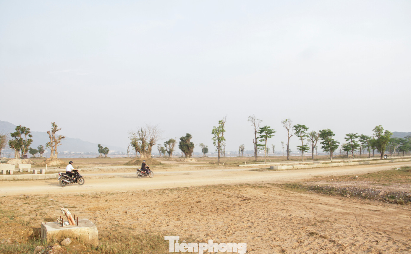 Được biết, mới đây, Ban Quản lý dự án Dân dụng và Công nghiệp tỉnh Bình Định có tờ trình về nội dung liên quan đến 2 dự án BT: Đường Điện Biên Phủ (nối dài); Cải tạo, nâng cấp hệ thống tiêu thoát nước hồ Phú Hòa và dự án Khu đô thị hồ Phú Hòa. Theo đơn vị này cho biết, nhà đầu tư đã vi phạm các điều khoản của 2 hợp đồng BT, qua đó, liên ngành thống nhất đề xuất UBND tỉnh làm việc với nhà đầu tư theo hướng chấm dứt hợp đồng 2 dự án BT. Ảnh: Trương Định