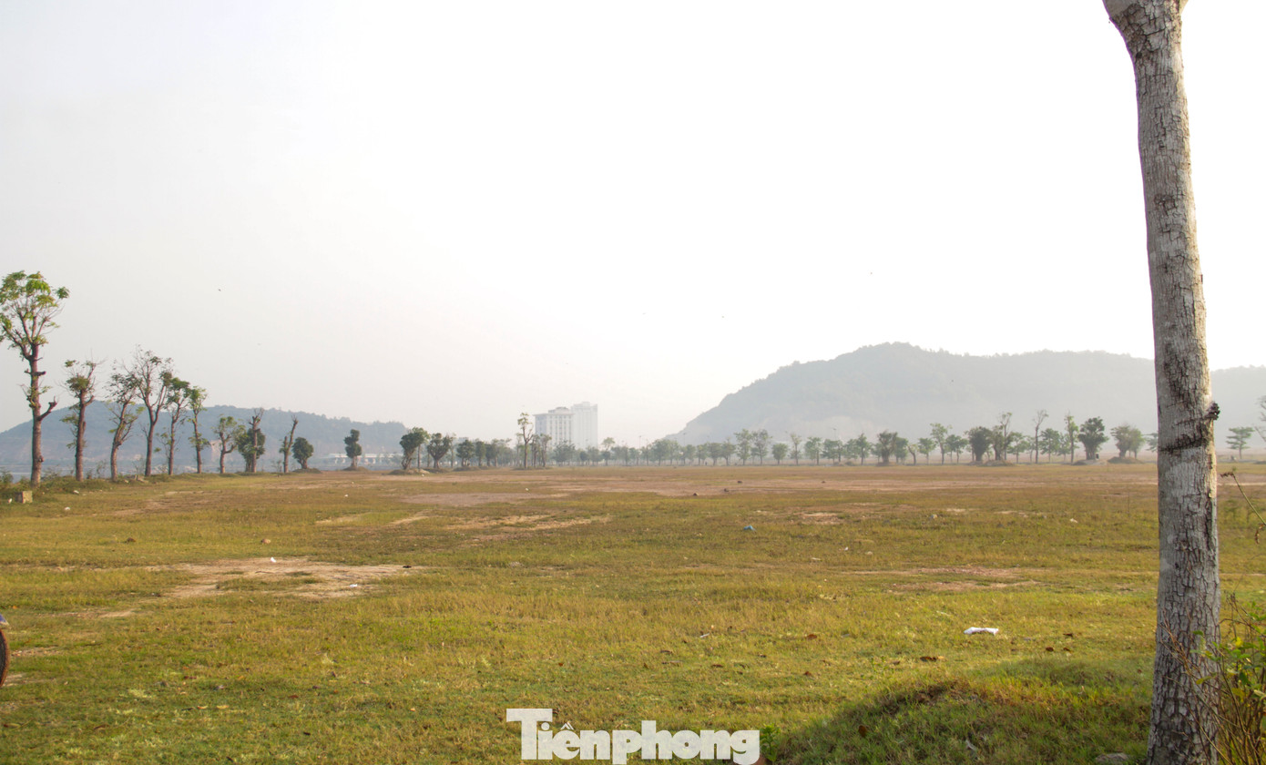 Sau gần 9 năm triển khai dự án vẫn chỉ là một bãi đất hoang. Ảnh: Trương Định Sau gần 9 năm triển khai dự án vẫn chỉ là một bãi đất hoang. Ảnh: Trương Định