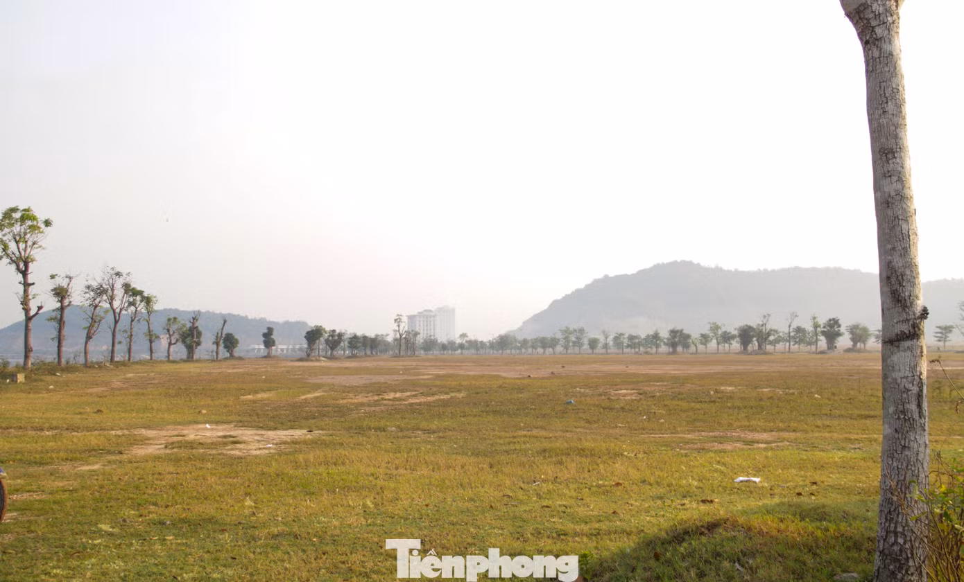 Sau gần 9 năm triển khai dự án vẫn chỉ là một bãi đất hoang. Ảnh: Trương Định