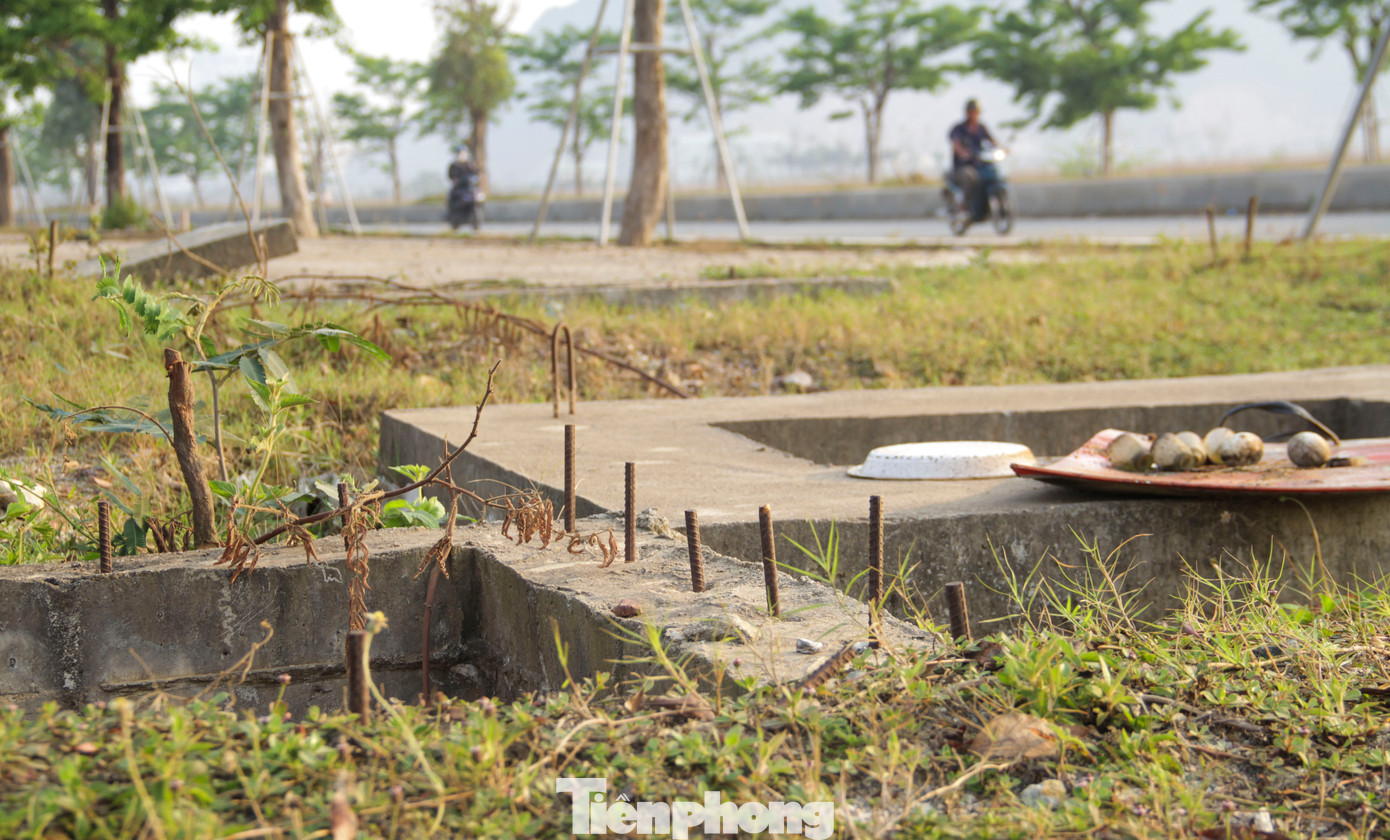 Qua ghi nhận của PV, xung quanh bờ kè mặt hồ Phú Hòa và dọc 2 bên mặt đường trong khu vực dự án nhiều cọc sắt lởm chởm; công trình sau thi công để lại nhiều miệng hố, cống thoát nước không được che chắn an toàn, để lộ thiên, nguy hiểm cho người dân khu vực. Ảnh: Trương Định