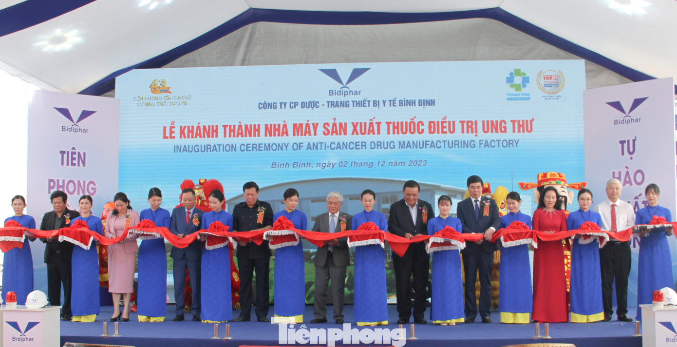 Các đại biểu cắt băng khánh thành nhà máy sản xuất thuốc điều trị ung thư. (Ảnh: Trương Định)