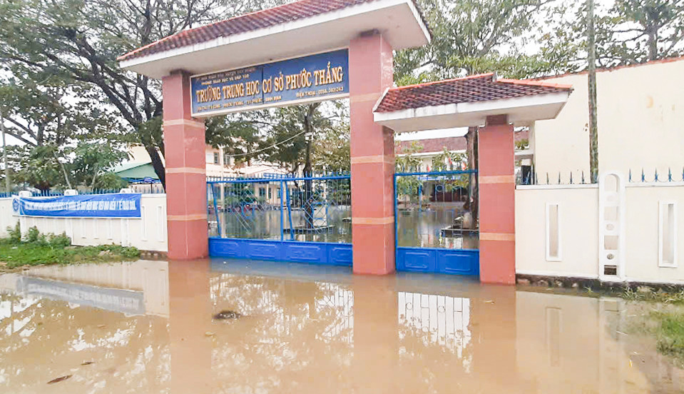 Trường THCS Phước Thắng bị ngập nước. Ảnh: X.T Trường THCS Phước Thắng bị ngập nước. Ảnh: X.T