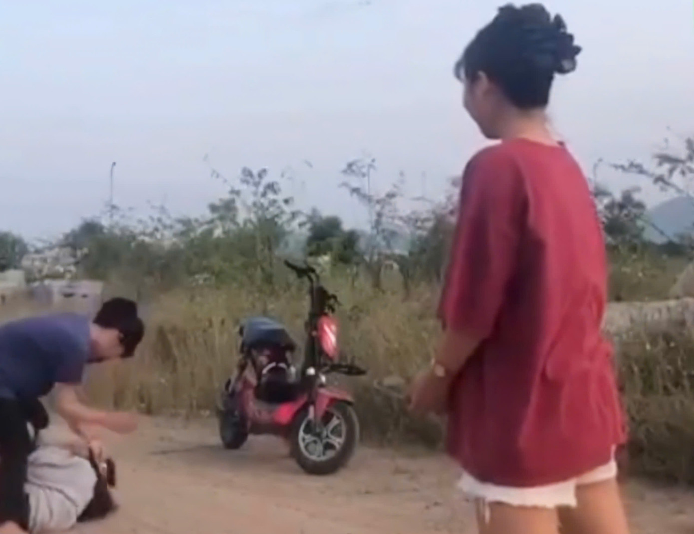 Một nữ sinh khác chứng kiến sự việc nhưng không vào can ngăn.