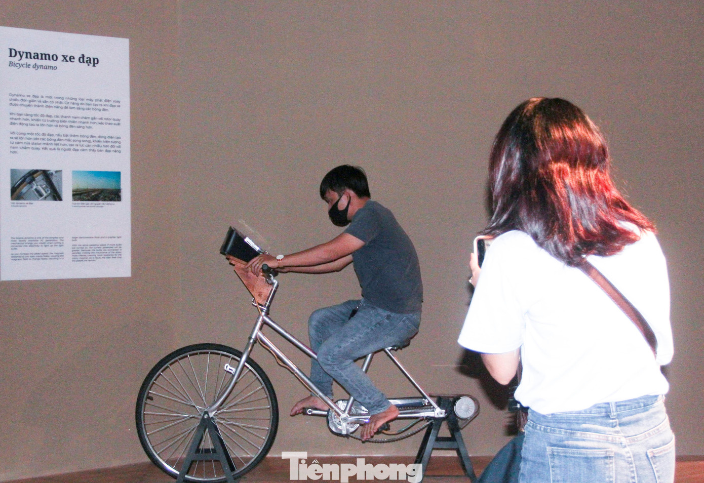 Du khách trải nghiệm Dynamo xe đạp. Ảnh: Trương Định