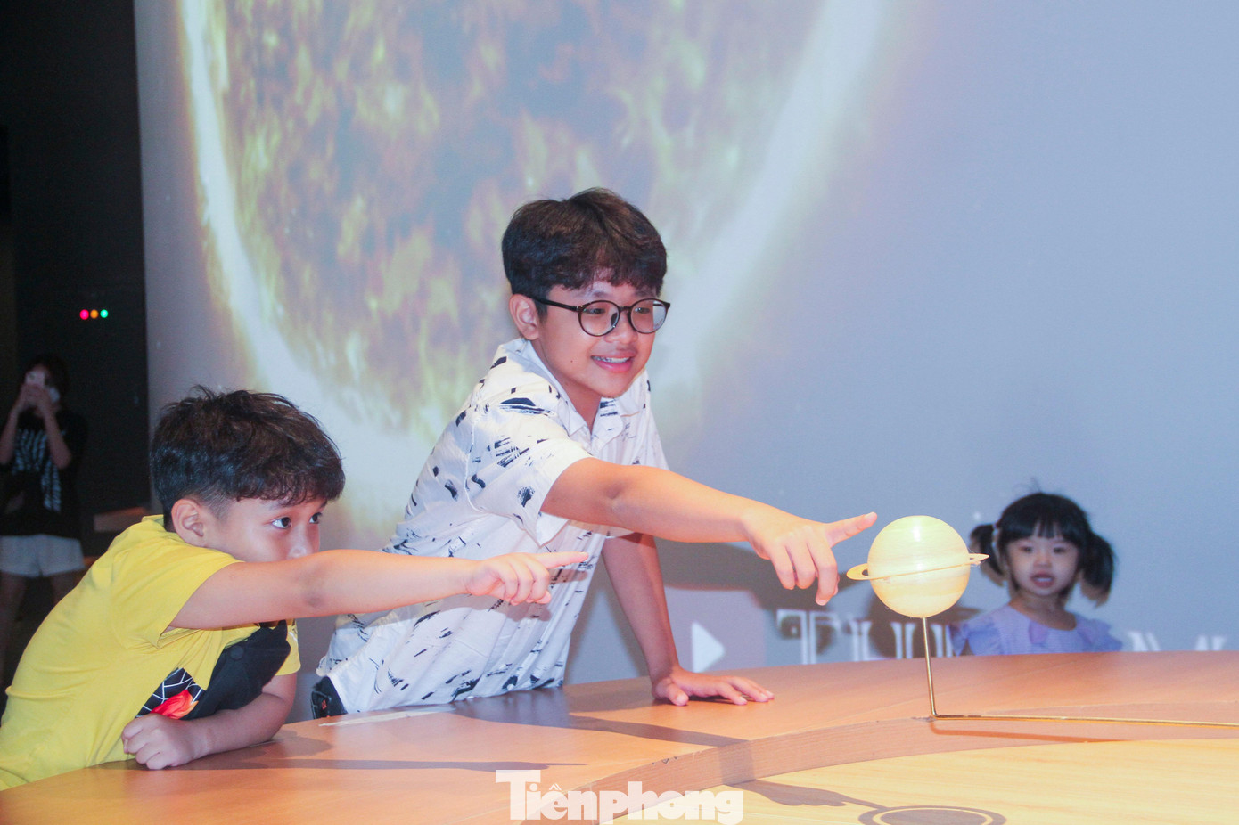 Các em nhỏ rất thích thú khi được tham quan, trải nghiệm tại đây. Ảnh: Trương Định