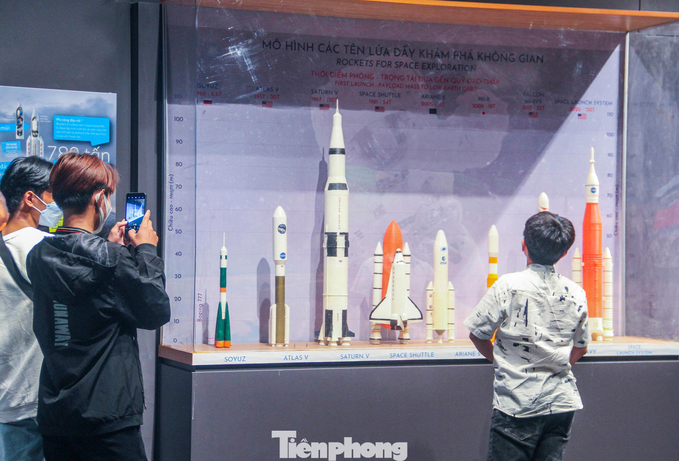 “Cũng tình cờ thấy được trên mạng nên sẵn dịp nghỉ lễ mình đến tham quan và trải nghiệm thử. Sau khi được các bạn nhân viên ở đây tận tình hướng dẫn, giới thiệu mình cảm thấy rất thích thú. Cũng qua tìm hiểu, biết đây là mô hình đầu tiên chưa có tỉnh nào có nên cũng thấy khá là thú vị. Bản thân mình cũng đang là sinh viên theo học ngành sư phạm Lý nên thông qua đây cũng có rất nhiều thông tin bổ ích giúp cho việc học”, bạn Dương Thị Thùy Linh (ở Đà Nẵng) chia sẻ. Ảnh: Trương Định