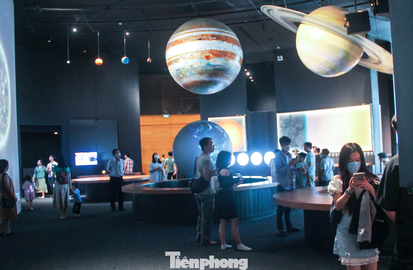 Tổ hợp Không gian khoa học do Trung tâm Khám phá Khoa học và Đổi mới sáng tạo thuộc Sở KH&amp;CN tỉnh Bình Định quản lý. Sau khi được khánh thành và đưa vào sử dụng (ngày 29/4), trung bình trung tâm đón khoảng 800 khách mỗi buổi. Ảnh: Trương Định
