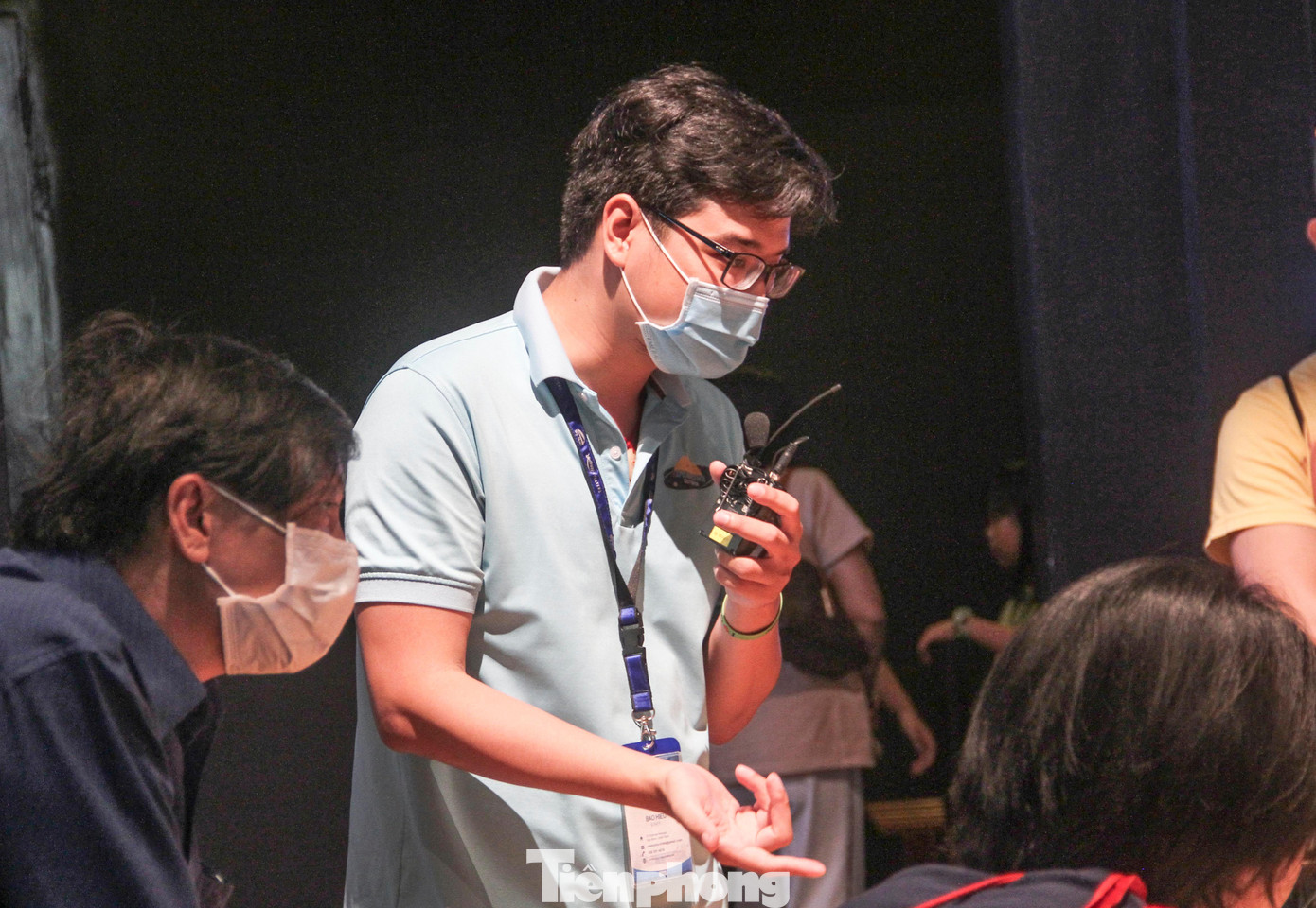 Nhân viên tại Trung tâm hướng dẫn và giới thiệu cho khách tham quan. Ảnh: Trương Định