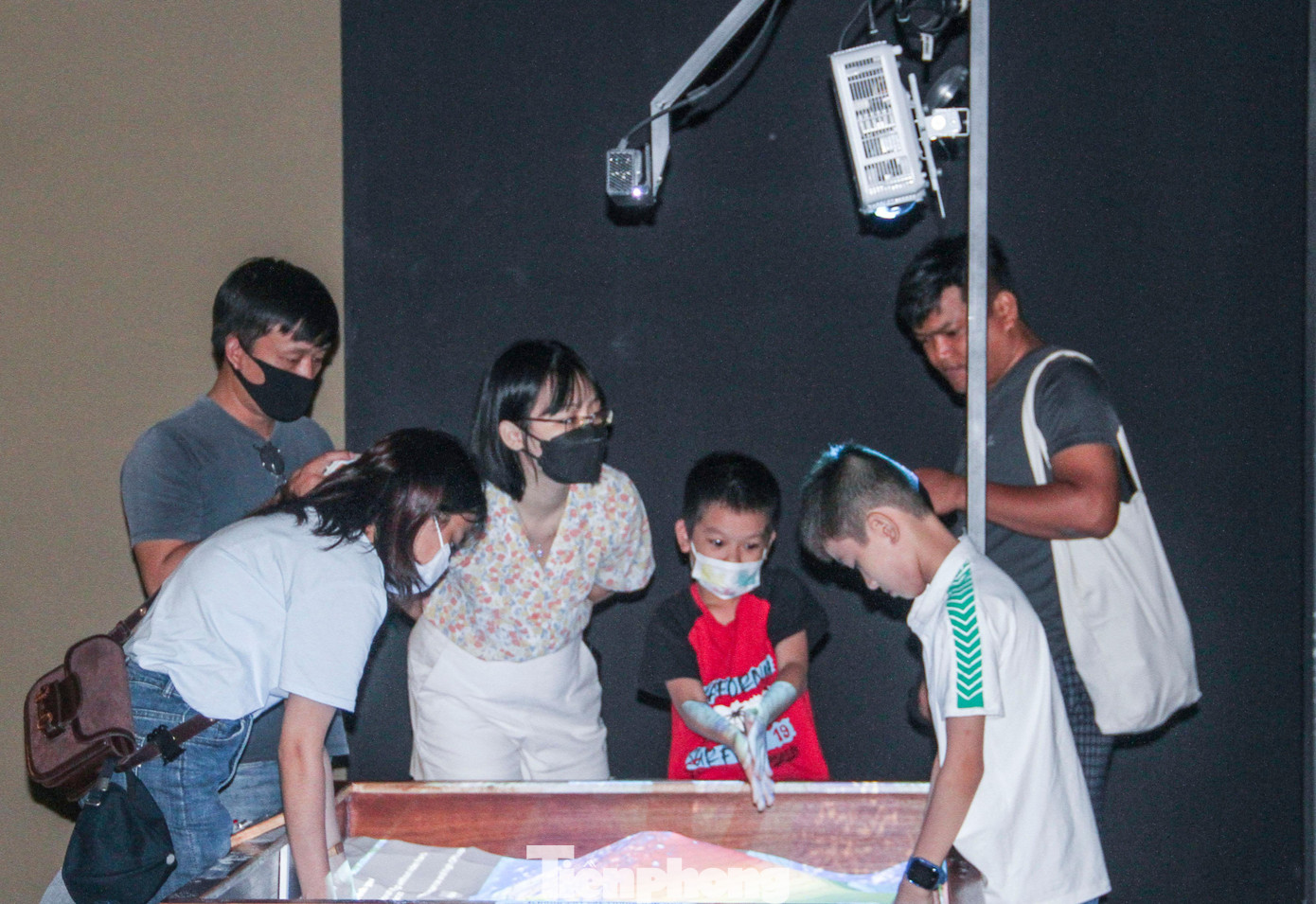 Các em nhỏ tỏ ra thích thú khi được tham quan và trải nghiệm khoa học. Ảnh: Trương Định