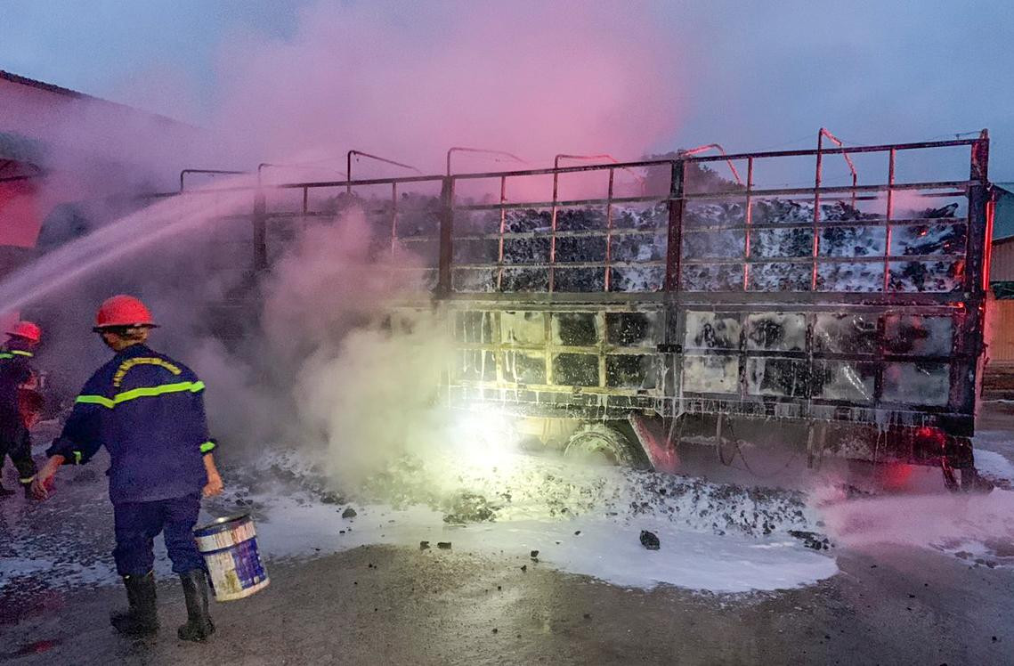 Chiếc xe tải cháy trơ khung.