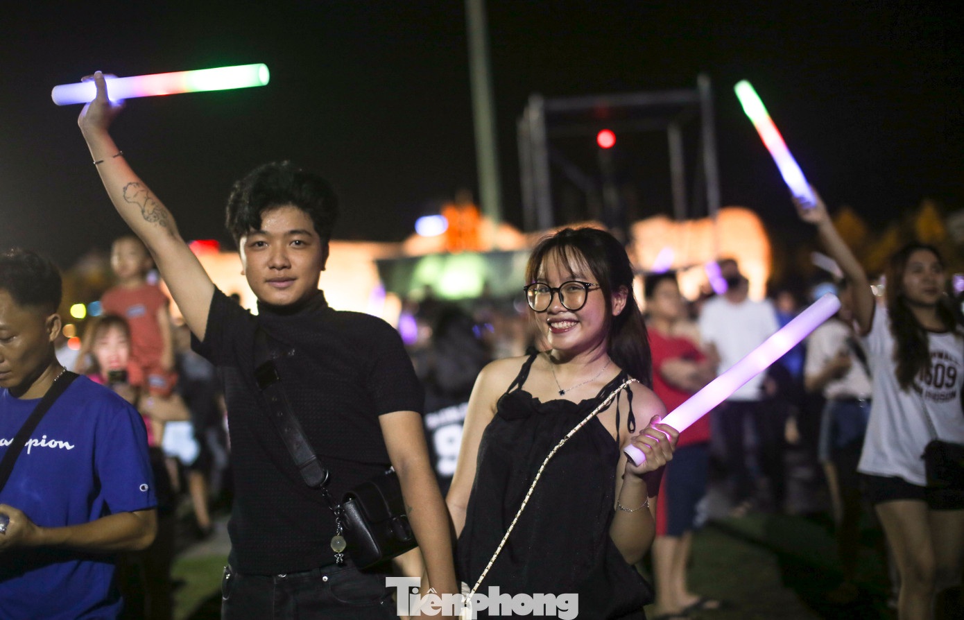 Các bạn trẻ cháy hết mình. Ảnh: Trương Định.