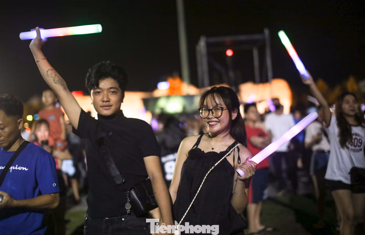 Các bạn trẻ cháy hết mình. Ảnh: Trương Định.