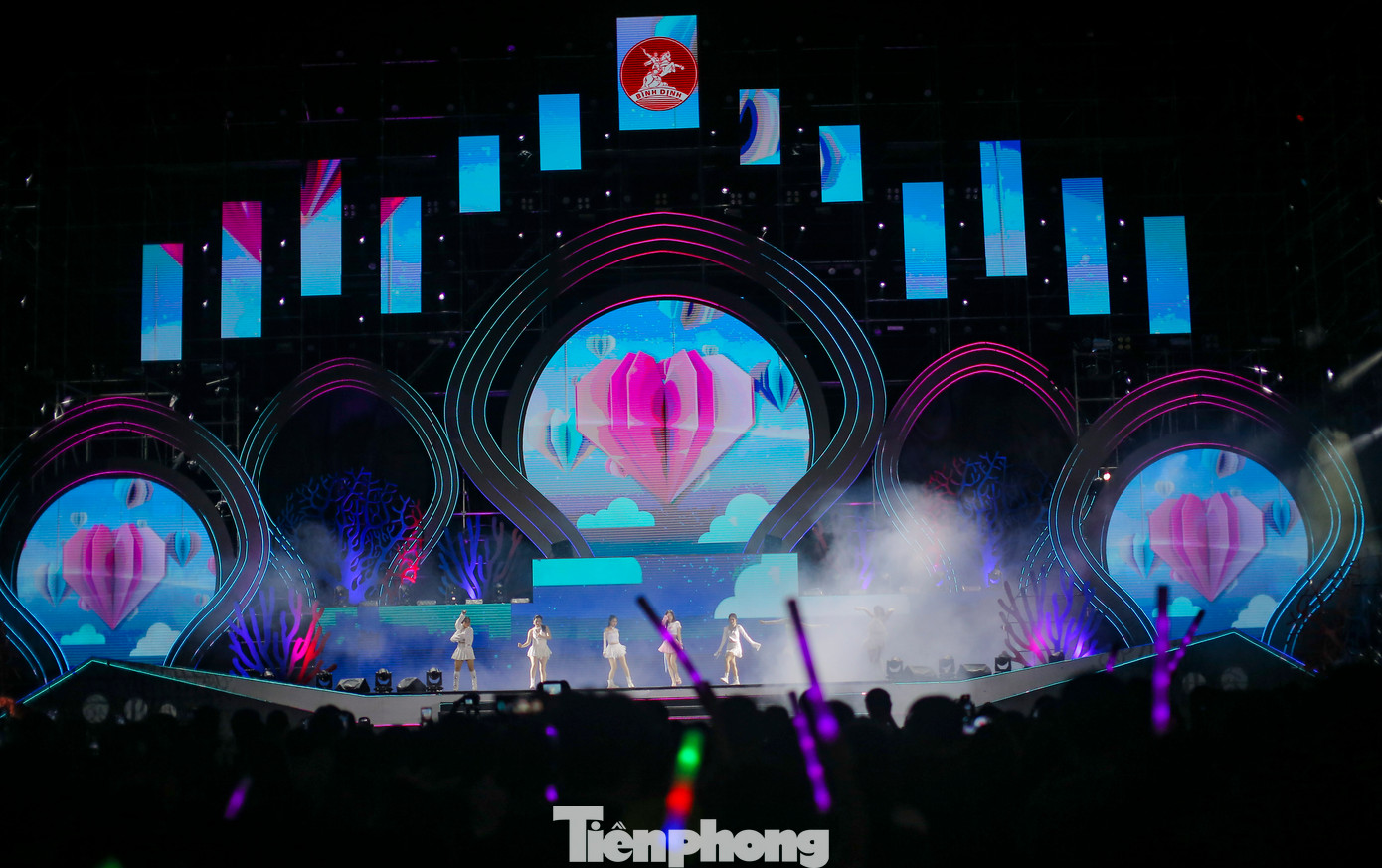 Tại chương trình, khán giả được thưởng thức nhiều tiết mục văn nghệ được dàn dựng công phu, hấp dẫn với sự góp mặt của nhiều ca sĩ, nghệ sĩ nổi tiếng trong nước và quốc tế; cùng với đó chương trình nghệ thuật lễ hội ánh sáng với chủ đề “Quy Nhơn - Ngọn hải đăng tỏa sáng". Ảnh: Trương Định.