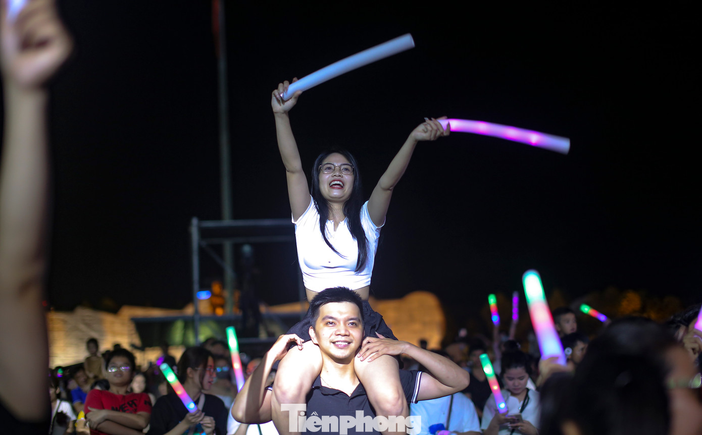 Các bạn trẻ cháy hết mình. Ảnh: Trương Định.
