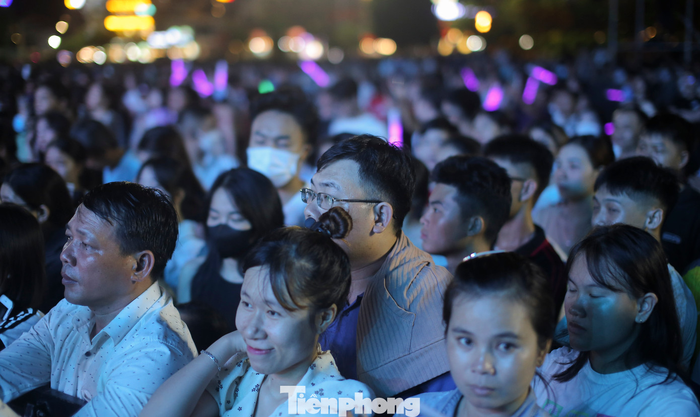 Khán giả tập trung theo dõi...