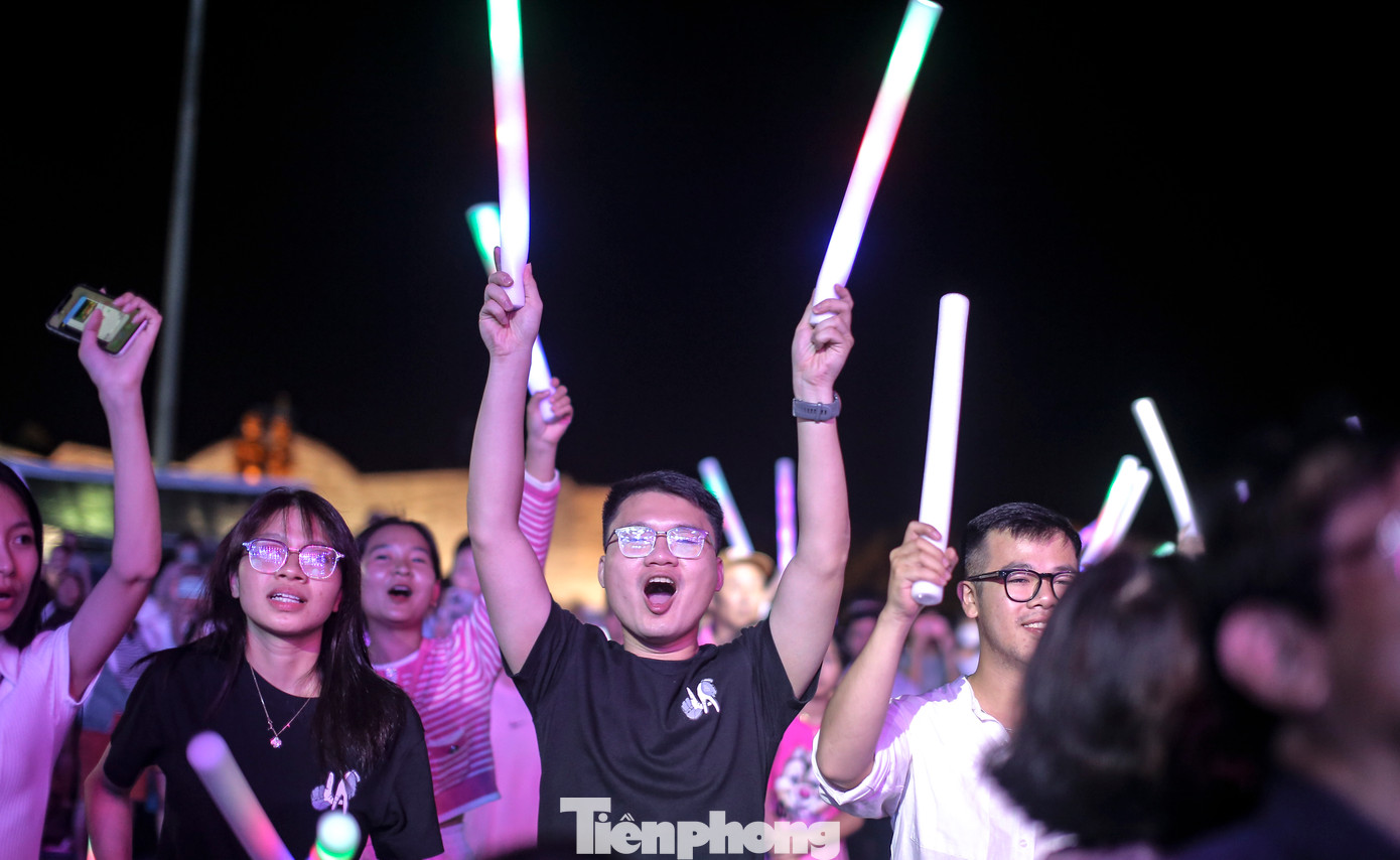Khán giả phố biển Quy Nhơn phấn khích cùng đại tiệc âm nhạc, cháy hết mình cùng các ca sĩ, nghệ sĩ. Ảnh: Trương Định.