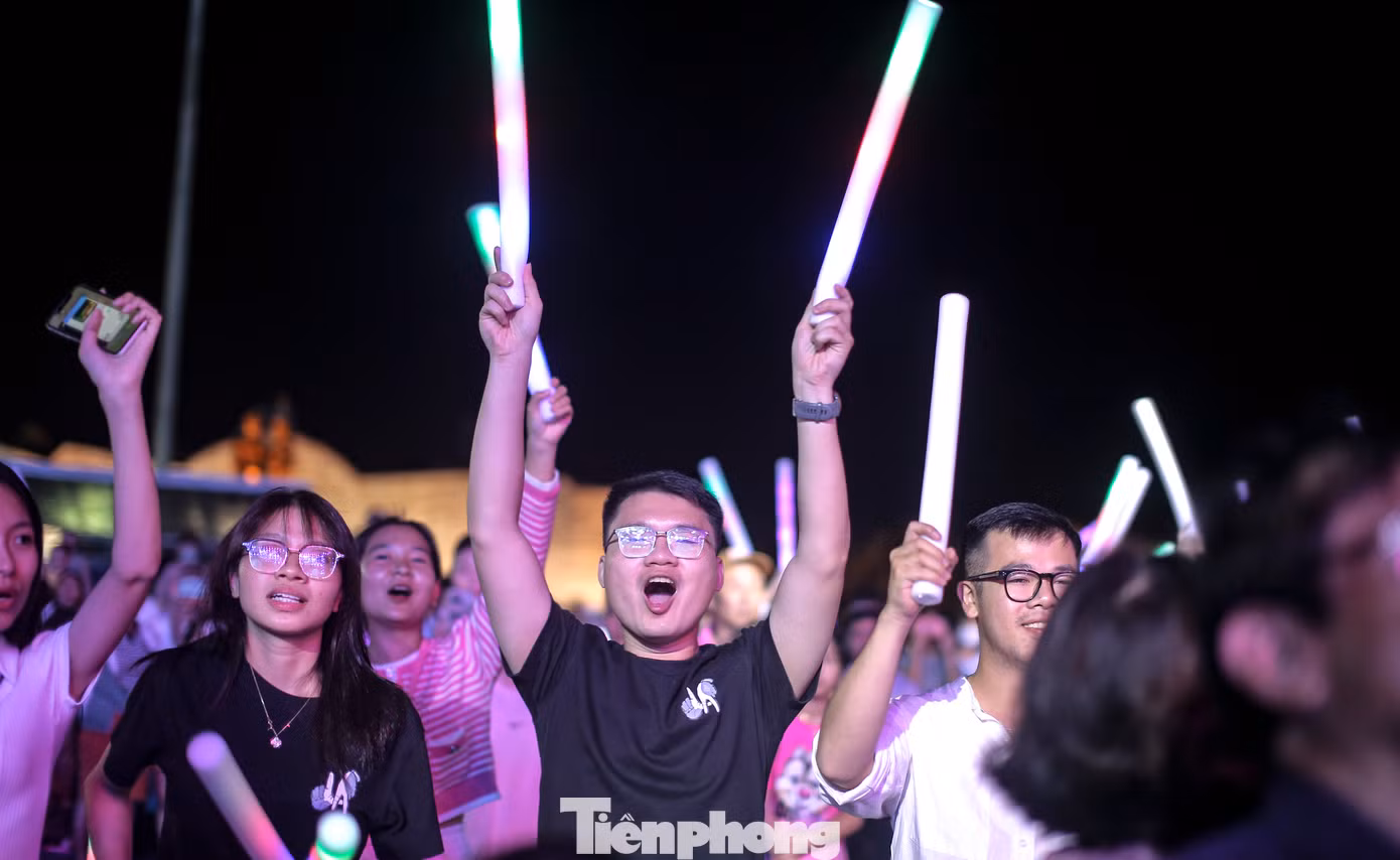 Khán giả phố biển Quy Nhơn phấn khích cùng đại tiệc âm nhạc, cháy hết mình cùng các ca sĩ, nghệ sĩ. Ảnh: Trương Định.
