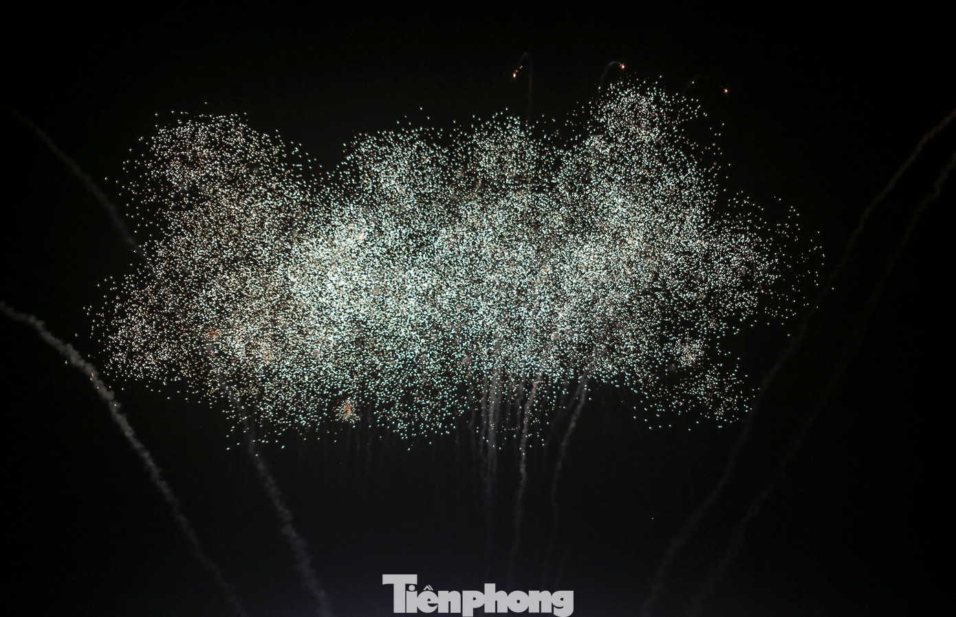 Xen kẽ những tiết mục văn nghệ là những màn bắn pháo hoa lung linh sắc màu. Ảnh: Trương Định.
