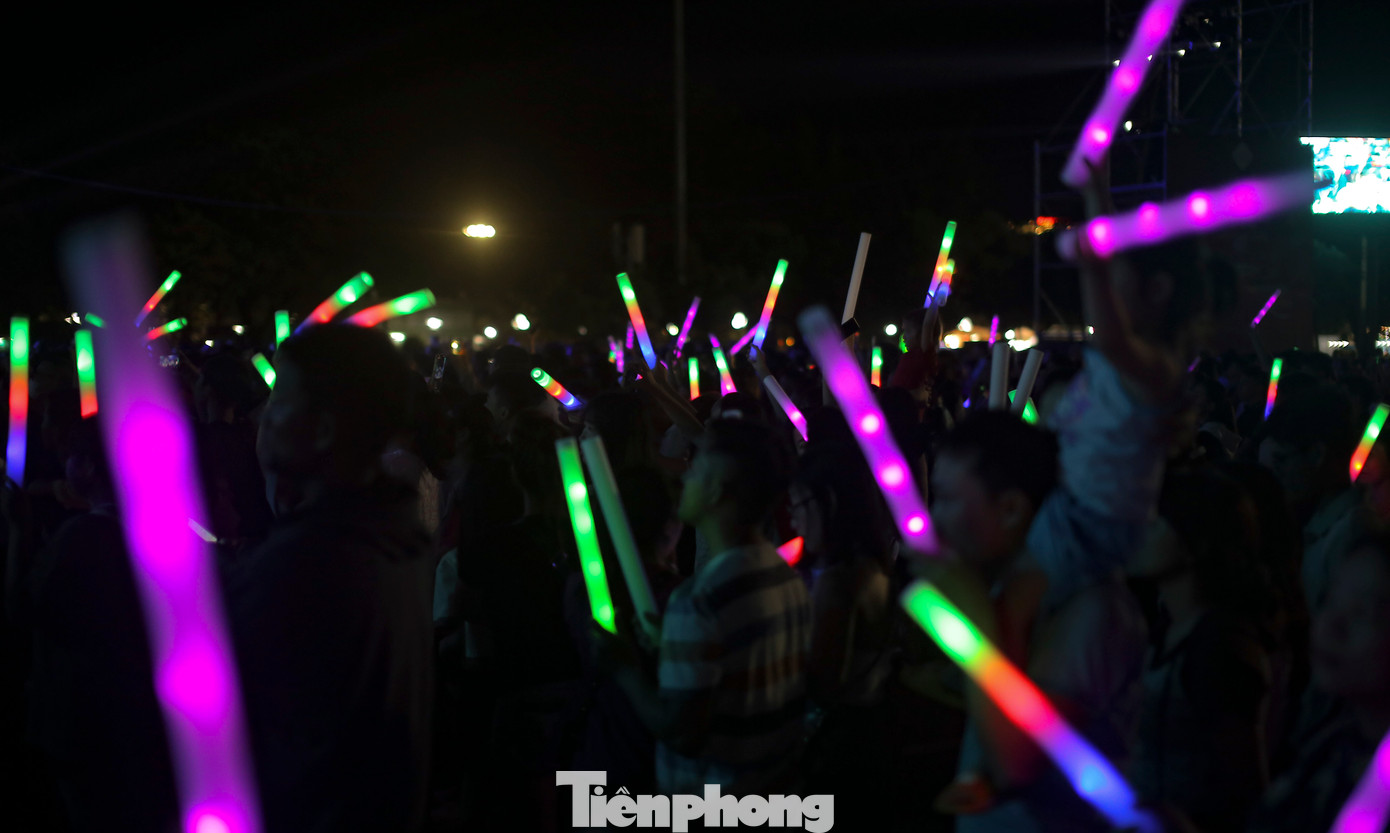 Chị Trần Thị Lệ Quyên (38 tuổi, du khách đến từ Bình Dương) chia sẻ, đã nhiều lần đến Quy Nhơn, mỗi lần đều có những ấn tượng mới với một thành phố không kém phần sôi động, đặc biệt nhiều món ăn ngon và cảnh đẹp. Theo chị Quyên, đêm âm nhạc rất tuyệt vời, trẻ trung. Ảnh: Trương Định.