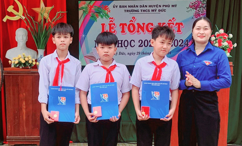3 em học sinh đón nhận huy hiệu Tuổi trẻ dũng cảm của Trung ương Đoàn. 3 em học sinh đón nhận huy hiệu Tuổi trẻ dũng cảm của Trung ương Đoàn.