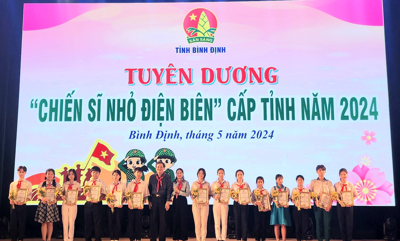 Tuyên dương đội viên, thiếu nhi đạt danh hiệu “Chiến sĩ nhỏ Điện Biên”. Ảnh: A.P